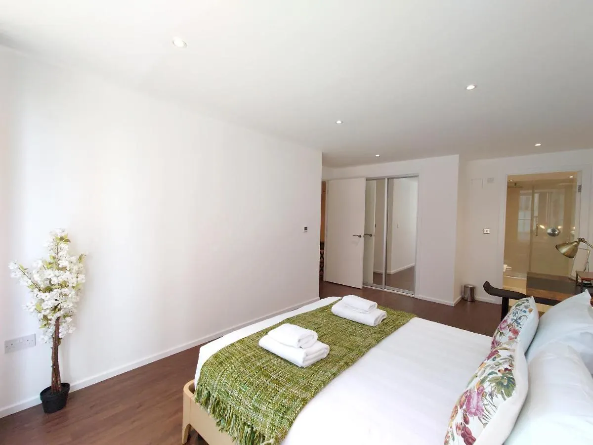 Fully Serviced Two Bed Apartment By Excel & O2 London