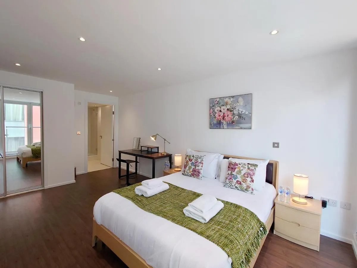 Fully Serviced Two Bed Apartment By Excel & O2 London