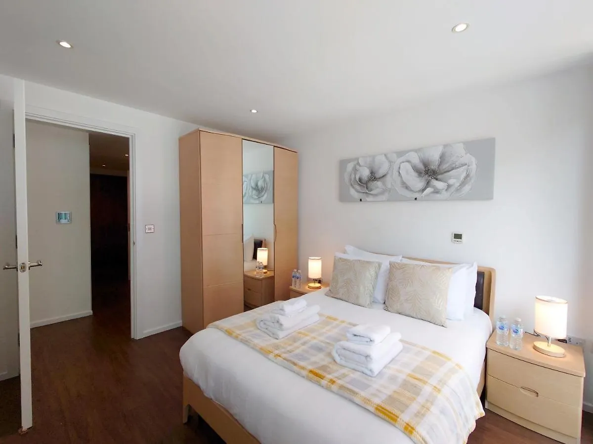 Fully Serviced Two Bed Apartment By Excel & O2 London