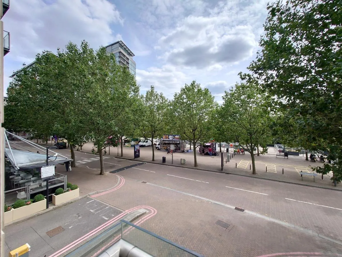 Fully Serviced Two Bed Apartment By Excel & O2 London 0*,