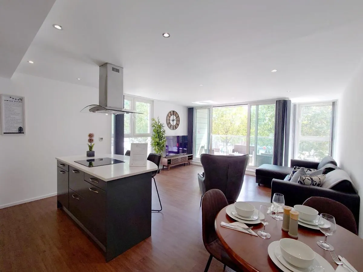 Fully Serviced Two Bed Apartment By Excel & O2 London
