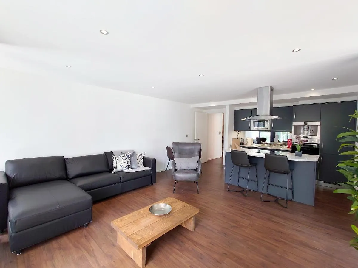 Fully Serviced Two Bed Apartment By Excel & O2 London