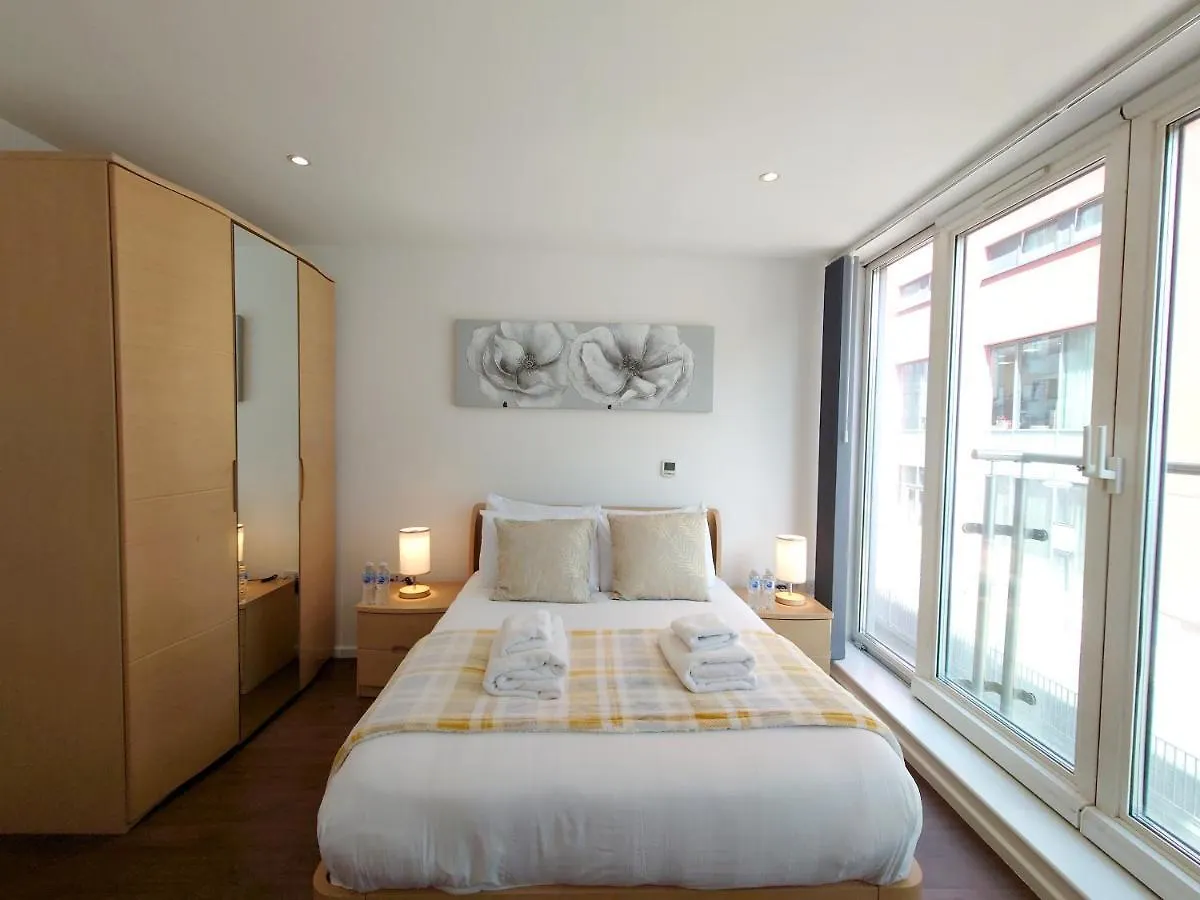 Fully Serviced Two Bed Apartment By Excel & O2 London