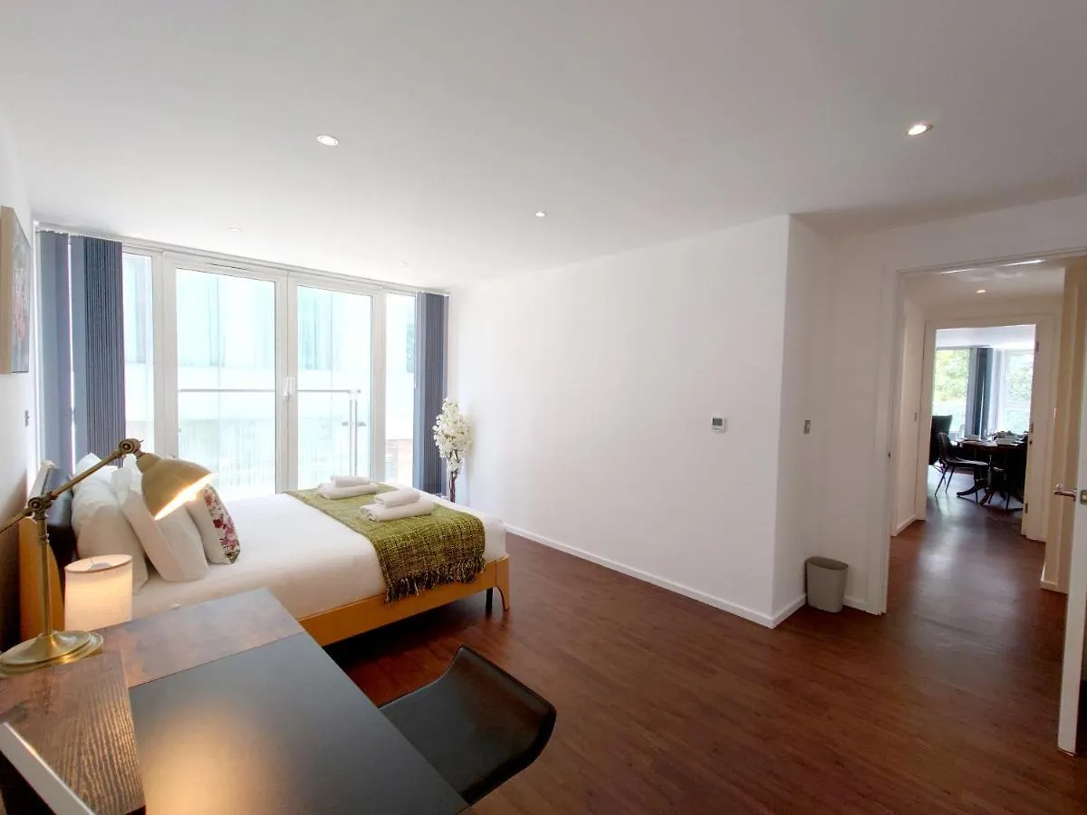 Fully Serviced Two Bed Apartment By Excel & O2 London