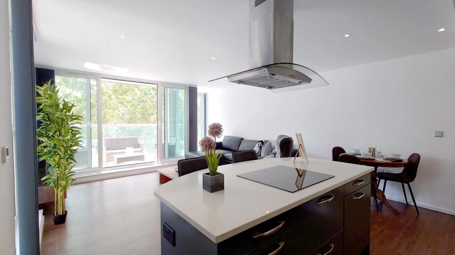 Fully Serviced Two Bed Apartment By Excel & O2 London