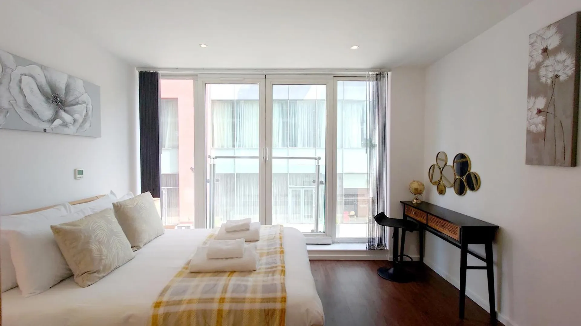 Fully Serviced Two Bed Apartment By Excel & O2 London