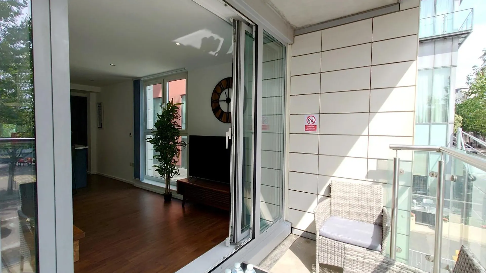 Fully Serviced Two Bed Apartment By Excel & O2 London