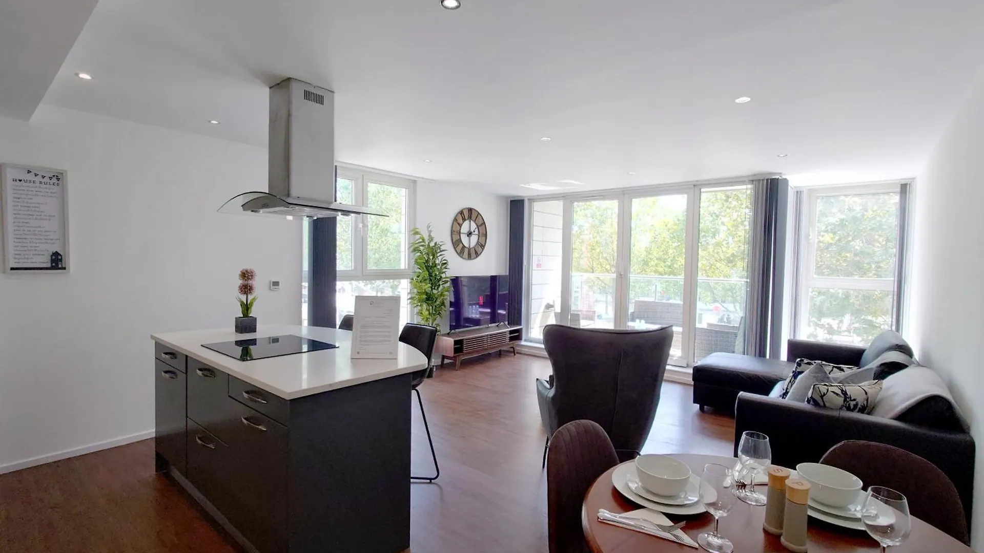 Fully Serviced Two Bed Apartment By Excel & O2 London