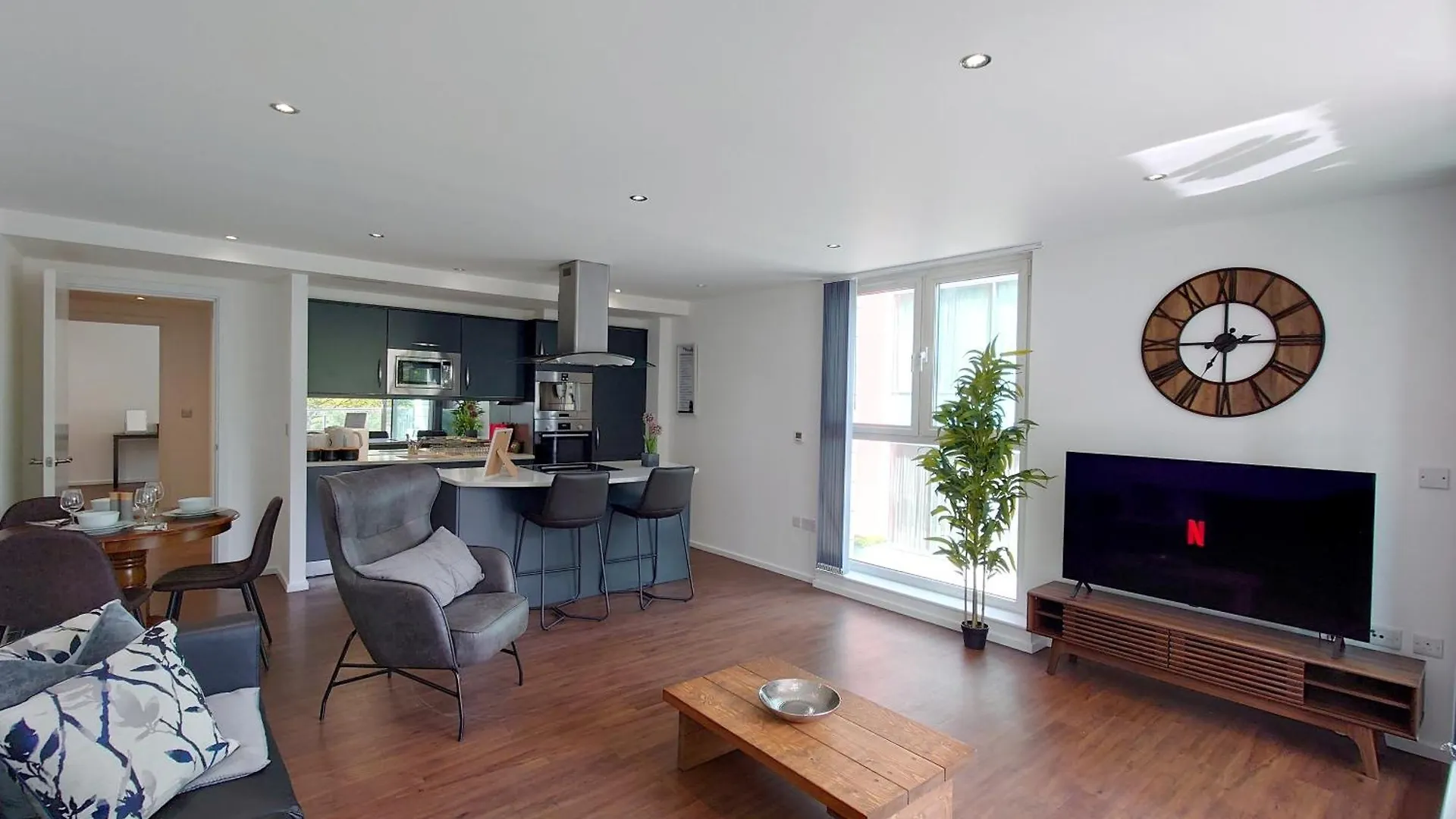 Fully Serviced Two Bed Apartment By Excel & O2 London