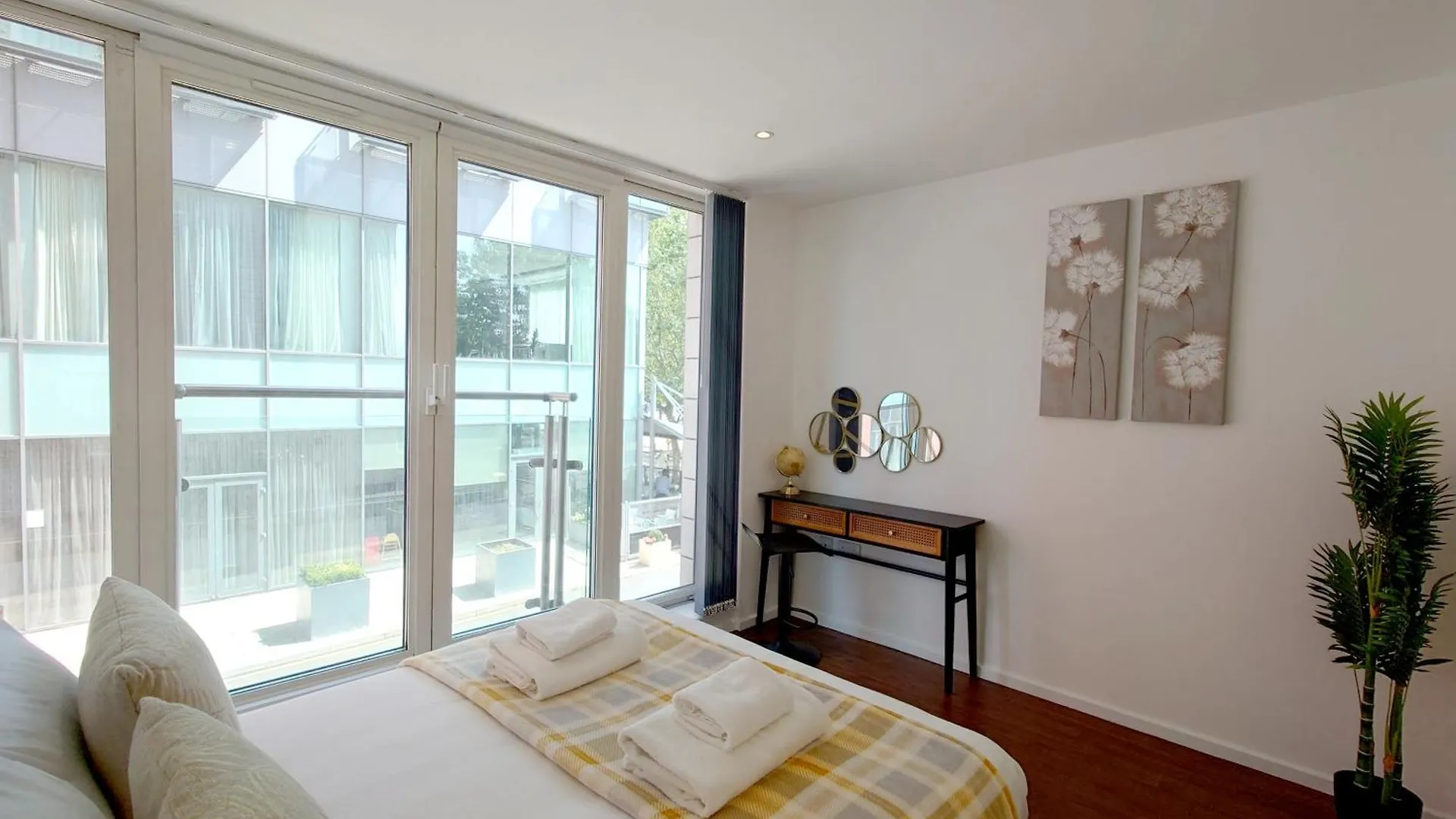 Fully Serviced Two Bed Apartment By Excel & O2 London United Kingdom