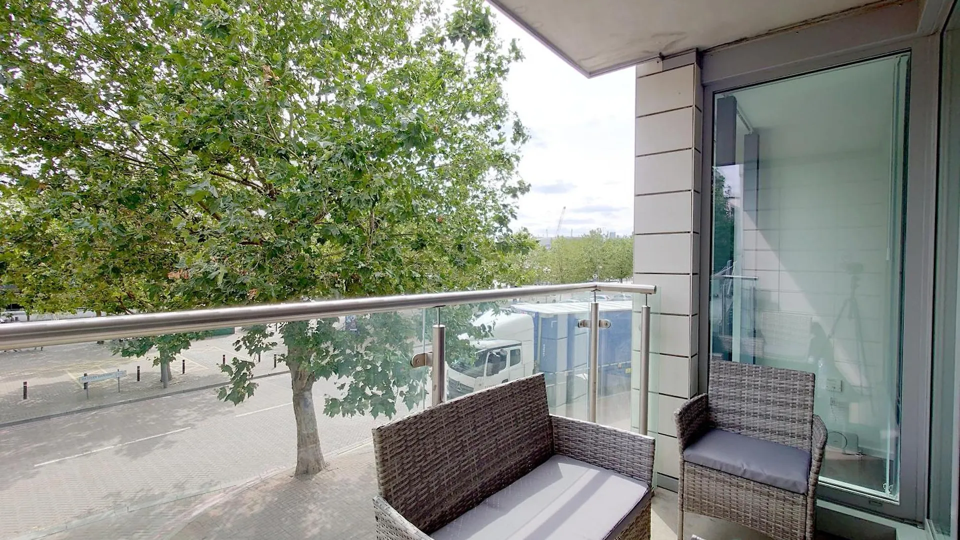 Fully Serviced Two Bed Apartment By Excel & O2 London United Kingdom