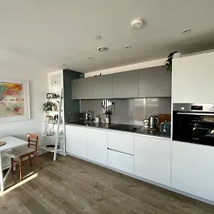  Apartment Elegant Chic Living: 1 Bed In Vibrant Area